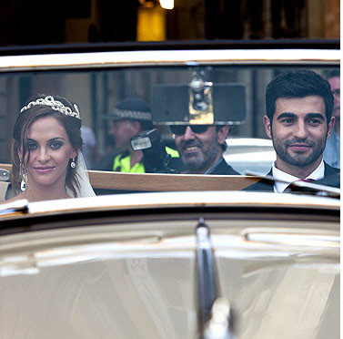 Cô dâu Alicia bên cạnh chú rể - trung vệ Albiol