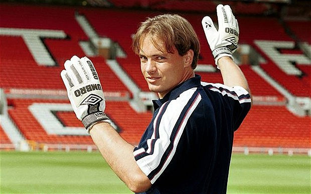 8. Mark Bosnich. Mark Bosnich cũng là minh chứng hùng hồn cho nỗi khổ của Sir Alex khi tìm người kế cận Peter Schmeichel. Những năm gắn bó với Old Trafford, Mark Bosnich chỉ khiến ông thầy và các CĐV lo lắng vì anh. Năm 2001, Mark Bosnich bị thanh lý để nhường chỗ cho Fabien Barthez. 8. Mark Bosnich. Mark Bosnich cũng là minh chứng hùng hồn cho nỗi khổ của Sir Alex khi tìm người kế cận Peter Schmeichel. Những năm gắn bó với Old Trafford, Mark Bosnich chỉ khiến ông thầy và các CĐV lo lắng vì anh. Năm 2001, Mark Bosnich bị thanh lý để nhường chỗ cho Fabien Barthez.