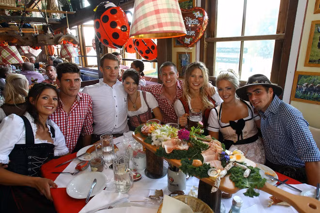 4 cặp trai tài gái sắc của Bayern làm tấm kỷ niệm