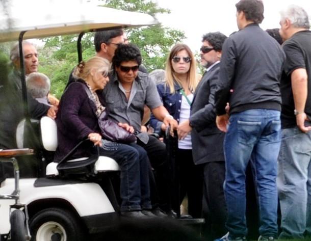 Maradona cùng em trai Lola Maradona cùng em trai Lola