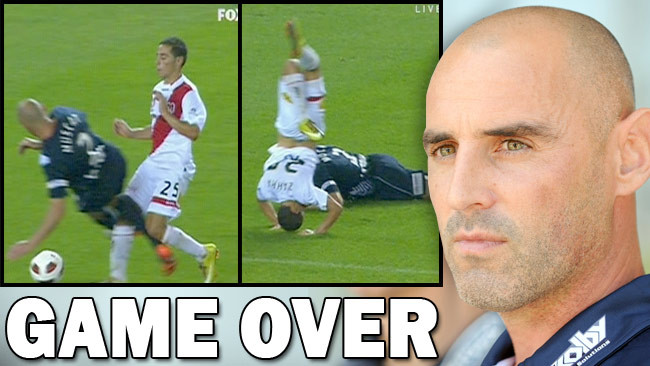 Kevin Muscat. ‘Trùm’ đạp bóng bằng cả 2 chân. Nói vậy cũng có thể hiểu Kevin Muscat bị ghét ra sao. Trung vệ ngôi sao một thời của ĐT Australia không những dính nhiều thẻ đỏ mà còn bị lên án dữ dội với cách xư xử rất xã hội đen trên sân bóng. Hẳn Ashley Young vẫn còn nhớ quá khứ hãi hùng khi anh mới 18 tuổi. Kevin Muscat có nói với tiền vệ đang khoác áo Man Utd rằng: “Nếu mày tìm cách vượt qua tao chỉ 1 lần thôi, mày sẽ gãy chân đó”. Kevin Muscat. ‘Trùm’ đạp bóng bằng cả 2 chân. Nói vậy cũng có thể hiểu Kevin Muscat bị ghét ra sao. Trung vệ ngôi sao một thời của ĐT Australia không những dính nhiều thẻ đỏ mà còn bị lên án dữ dội với cách xư xử rất xã hội đen trên sân bóng. Hẳn Ashley Young vẫn còn nhớ quá khứ hãi hùng khi anh mới 18 tuổi. Kevin Muscat có nói với tiền vệ đang khoác áo Man Utd rằng: “Nếu mày tìm cách vượt qua tao chỉ 1 lần thôi, mày sẽ gãy chân đó”.