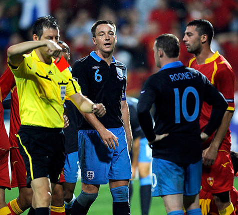 Trọng tài Wolfgang Stark với chiếc thẻ đỏ dành cho Rooney Trọng tài Wolfgang Stark với chiếc thẻ đỏ dành cho Rooney