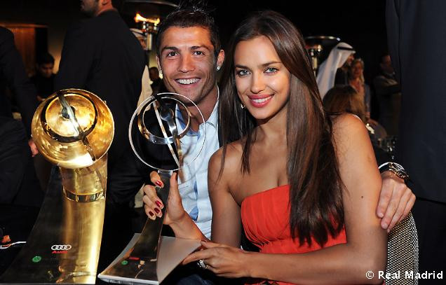 Và dĩ nhiên, anh không quên khoe cô bồ siêu mẫu của mình