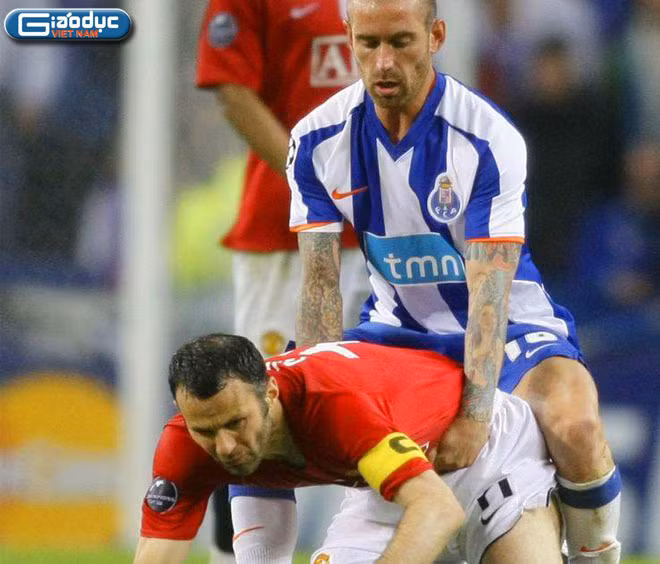 Giggs bị Meireles 'khống chế' trong trận Man Utd - Porto tại Champions League 2007/08