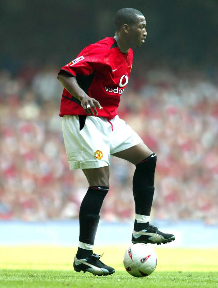 18. Eric Djemba Djemba. Một ví dụ cho sự nhìn người sai lầm của Sir Alex. Ông đánh giá Djemba Djemba là 1 tài năng bất kể tại CLB Nantes trước đó, tiền vệ này không chứng tỏ được nhiều. Để rồi trong 2 năm tại Old Trafford, anh cũng chỉ phá đồng đội là chủ yếu. Djemba Djemba còn phiêu bạt đến tận Qatar trước khi yên ổn ở Đan Mạch trong màu áo CLB OB. 18. Eric Djemba Djemba. Một ví dụ cho sự nhìn người sai lầm của Sir Alex. Ông đánh giá Djemba Djemba là 1 tài năng bất kể tại CLB Nantes trước đó, tiền vệ này không chứng tỏ được nhiều. Để rồi trong 2 năm tại Old Trafford, anh cũng chỉ phá đồng đội là chủ yếu. Djemba Djemba còn phiêu bạt đến tận Qatar trước khi yên ổn ở Đan Mạch trong màu áo CLB OB.