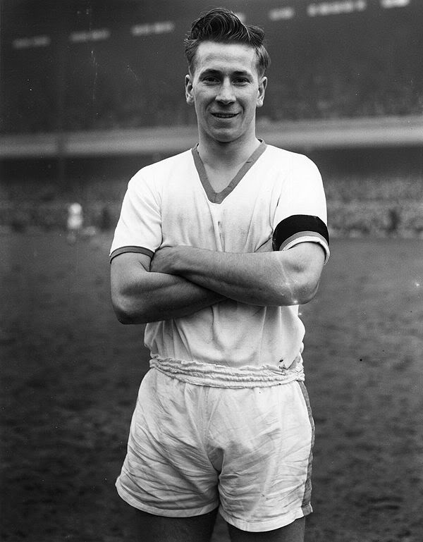 Bobby Charlton, cậu học trò cưng của Sir Busby và sau này là huyền thoại sống của Man Utd Bobby Charlton, cậu học trò cưng của Sir Busby và sau này là huyền thoại sống của Man Utd