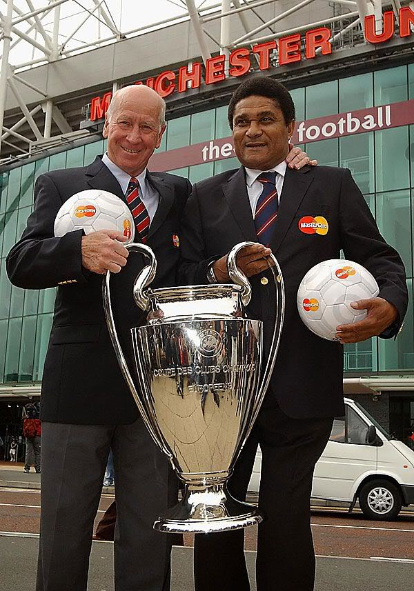 Sir Bobby Charlton hội ngộ cùng Eusebio, 2 người từng là đối thủ tại World Cup 1966 và Cúp C1 1968