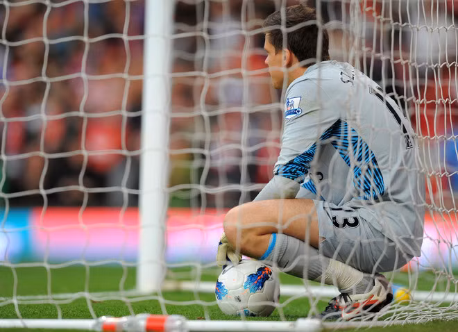 9. Wojciech Szczesny đến Barcelona. Barca mạnh và dồi dào ở mọi tuyến nhưng ở vị trí gác đền, chỉ mình Victor Valdes đủ sức tin cậy. Họ từng tin vào Pinto nhưng lại thất vọng. Vậy nên Szczesny là phương án dự phòng hữu ích nhất lúc này. Cách đây khá lâu, Barca đã đánh tiếng đến Szczesny và Arsenal vẫn tiếp tục ‘hát’ điệp khúc không bán với giá nào. Nhưng thực tế từng xảy ra như thế nào thì ai cũng rõ.