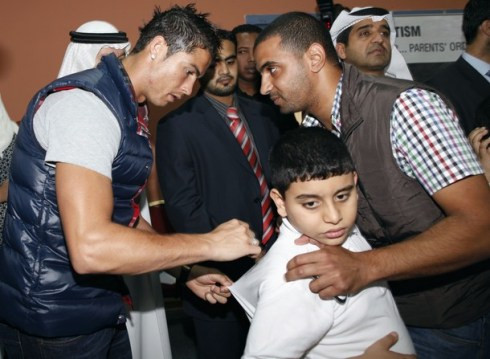 Một chúc bé may mắn được siêu sao của Real ký tặng