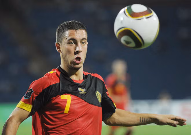 Eden Hazard, anh cũng chỉ cao 1m72. Song Lille luôn phải dựa vào đôi vai của nhạc trưởng nhỏ bé này