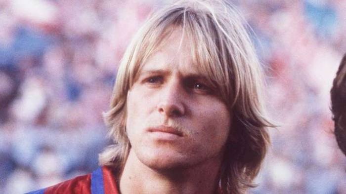 Bernd Schuster: Lại một kẻ phản đồ lì lợm nữa của Barcelona. Bernd Schuster chơi rất hay tại Nou Camp khi ghi được đến 63 bàn sau 172 trận dù chỉ đá tiền vệ. Sau đó, ông chuyển sang Bernabeu và cũng duy trì phong độ cao trước khi rút lui trên đỉnh với 1 danh hiệu vô địch La Liga năm 1990. Sau đó, thiên thần có mái tóc vàng này còn cả gan sang đầu quân cho Atletico Madrid. Rốt cuộc, ở Barca, Real và Atletico, nơi nào ông cũng chơi hay nhưng chẳng được nơi nào quý mến vì cái tính thích trêu ngươi các CĐV của mình. (Xem phần 1: Những kẻ phản đồ của các trận cầu 'siêu kinh điển') Bernd Schuster: Lại một kẻ phản đồ lì lợm nữa của Barcelona. Bernd Schuster chơi rất hay tại Nou Camp khi ghi được đến 63 bàn sau 172 trận dù chỉ đá tiền vệ. Sau đó, ông chuyển sang Bernabeu và cũng duy trì phong độ cao trước khi rút lui trên đỉnh với 1 danh hiệu vô địch La Liga năm 1990. Sau đó, thiên thần có mái tóc vàng này còn cả gan sang đầu quân cho Atletico Madrid. Rốt cuộc, ở Barca, Real và Atletico, nơi nào ông cũng chơi hay nhưng chẳng được nơi nào quý mến vì cái tính thích trêu ngươi các CĐV của mình. (Xem phần 1: Những kẻ phản đồ của các trận cầu 'siêu kinh điển')