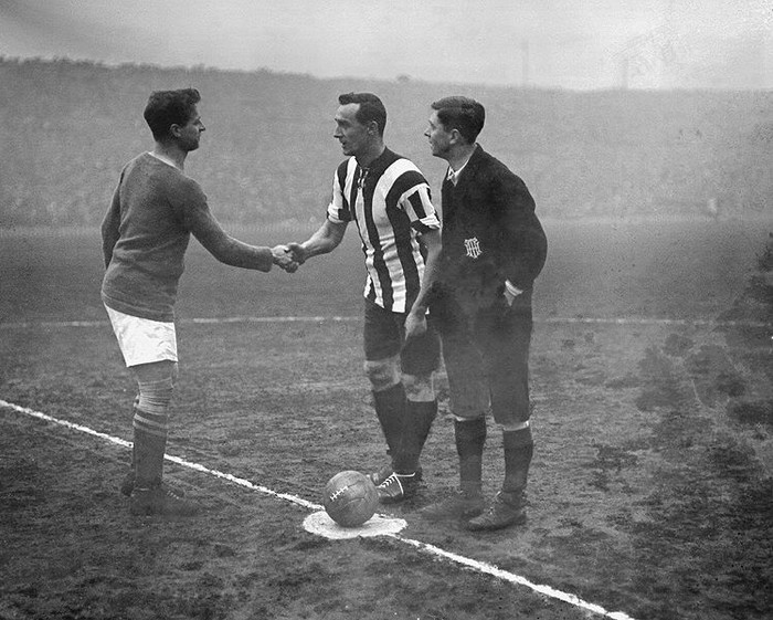 Trận đấu khai sân với Sheffield United năm 1910 Trận đấu khai sân với Sheffield United năm 1910