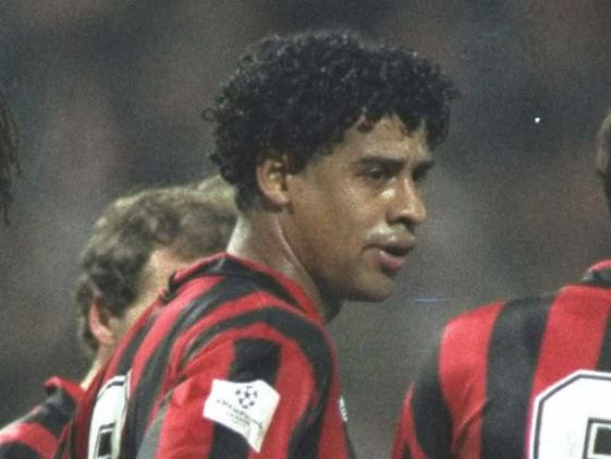 Frank Rijkaard: Không ai phủ nhận tài năng của Frank Rijkaard nhưng ông hay bị lên án bởi phong cách chơi bóng rất tiểu xảo. Frank Rijkaard: Không ai phủ nhận tài năng của Frank Rijkaard nhưng ông hay bị lên án bởi phong cách chơi bóng rất tiểu xảo.