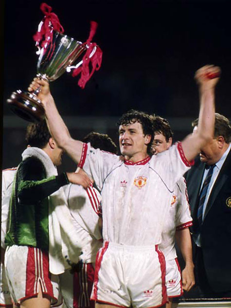 Mark Hughes với chiếc cúp C2 năm ấy