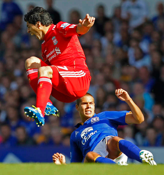 Rất xuất sắc và cũng đầy mưu mẹo. Người ta có lẽ đá yêu mến Suarez hơn nếu anh không dùng tay cản phá bóng để rồi ĐT Ghana bị loại oan ức khỏi tứ kết World Cup 2010. Có lẽ chỉ mình CĐV Uruguay là yêu mến Suarez và có lẽ anh cũng chỉ cần có vậy. Rất xuất sắc và cũng đầy mưu mẹo. Người ta có lẽ đá yêu mến Suarez hơn nếu anh không dùng tay cản phá bóng để rồi ĐT Ghana bị loại oan ức khỏi tứ kết World Cup 2010. Có lẽ chỉ mình CĐV Uruguay là yêu mến Suarez và có lẽ anh cũng chỉ cần có vậy.