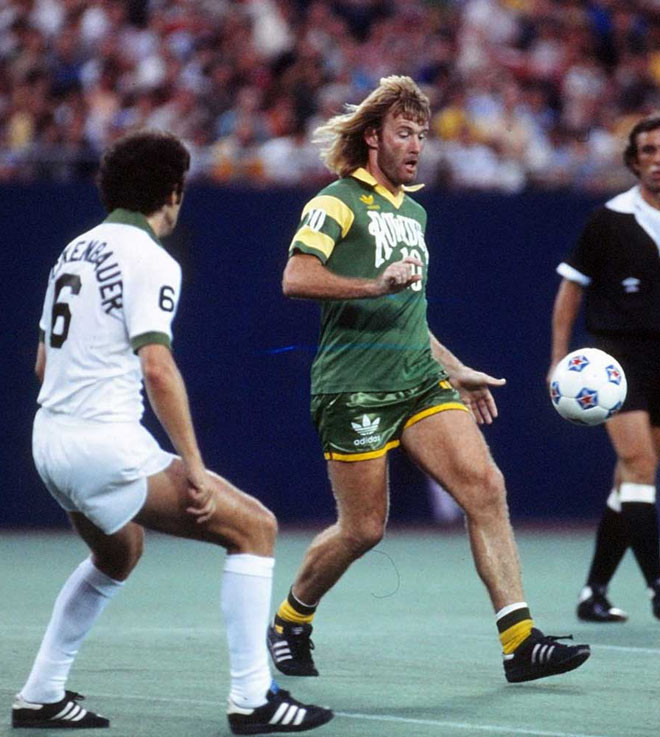 Rodney Marsh (phải). Lại một ngôi sao không thể sáng nữa vì bệnh mê gái. Trong suốt cuộc đời 40 năm bên cạnh cựu tiền đạo 69 tuổi này, không biết vợ của ông đã chịu khổ bao lần. Thời đó, báo chí Anh không khai thác mạnh mẽ như bây giờ. Nhưng qua lời nhiều cầu thủ thì Rodney Marsh thực sự đáng sợ, không chỉ ở khả năng ghi bàn. Rodney Marsh (phải). Lại một ngôi sao không thể sáng nữa vì bệnh mê gái. Trong suốt cuộc đời 40 năm bên cạnh cựu tiền đạo 69 tuổi này, không biết vợ của ông đã chịu khổ bao lần. Thời đó, báo chí Anh không khai thác mạnh mẽ như bây giờ. Nhưng qua lời nhiều cầu thủ thì Rodney Marsh thực sự đáng sợ, không chỉ ở khả năng ghi bàn.