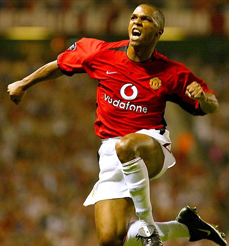 12. Quinton Fortune. Như Giggs, Quinton Fortune sở hữu cái chân trái khá dị. Song, tốc độ xử lý của đôi chân lẫn cái đầu Fortune lại quá chậm. Anh chơi 7 năm cho Man Utd chủ yếu trong vai trò dự phòng cho Giggs, ghi một vài bàn trước khi mất hút khỏi bản đồ bóng đá đỉnh cao. 12. Quinton Fortune. Như Giggs, Quinton Fortune sở hữu cái chân trái khá dị. Song, tốc độ xử lý của đôi chân lẫn cái đầu Fortune lại quá chậm. Anh chơi 7 năm cho Man Utd chủ yếu trong vai trò dự phòng cho Giggs, ghi một vài bàn trước khi mất hút khỏi bản đồ bóng đá đỉnh cao.