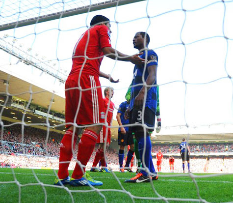 ... rồi đến lượt Evra chơi đòn tâm lý lại