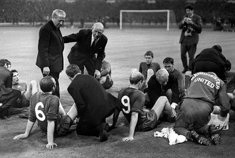 Sir Busby chỉ đạo các học trò yêu thương trong trận derby thành Manchester năm 1957 Sir Busby chỉ đạo các học trò yêu thương trong trận derby thành Manchester năm 1957