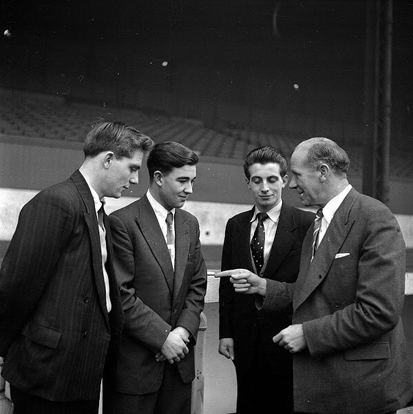 Sir Matt Busby ân cần chỉ bảo các học trò Sir Matt Busby ân cần chỉ bảo các học trò