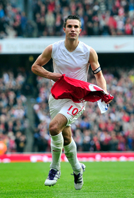 2. Van Persie đến Man City. Tiền là thứ Van Persie cần nhưng Arsenal không có. Vậy nên nếu anh đến Man City, mọi thứ sẽ được giải quyết ổn thỏa. Hơn nữa, Man City vẫn có thói quen ‘hút máu’ Arsenal nên thương vụ này hoàn toàn có thể xảy ra. 2. Van Persie đến Man City. Tiền là thứ Van Persie cần nhưng Arsenal không có. Vậy nên nếu anh đến Man City, mọi thứ sẽ được giải quyết ổn thỏa. Hơn nữa, Man City vẫn có thói quen ‘hút máu’ Arsenal nên thương vụ này hoàn toàn có thể xảy ra.