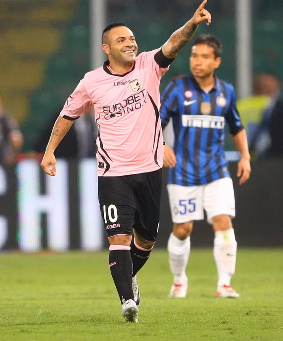 Miccoli (Palermo), anh chỉ cao vỏn vẹn 1m66. Chính vì quá nhỏ bé mà Juve đã hắt hủi tài năng này. Để rồi Miccoli liên tục khiến họ phải ôm hận