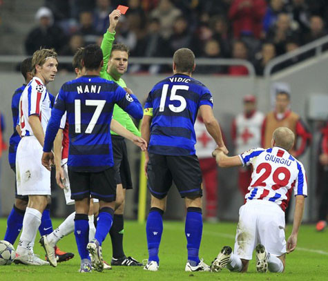 Vidic lĩnh thẻ đỏ ngay trong ngày trở lại