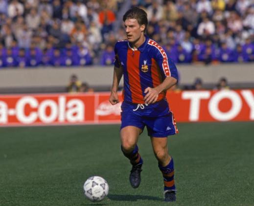 Michael Laudrup: Tài năng nhưng cũng đầy bản lĩnh. Vì thế mà trước muôn vàn sức ép khi rời bỏ Barcelona để sang đầu quân cho Real Madrid, Michael Laudrup vẫn giữ vững được phong độ. Nhờ đó, ông luôn được xem trọng. Nhưng, tiếc rằng khi chơi cho Real, cựu tiền vệ kiến thiết tài ba này đã bước sang tuổi 30 nên ông không thể gắn bó được nhiều. Michael Laudrup: Tài năng nhưng cũng đầy bản lĩnh. Vì thế mà trước muôn vàn sức ép khi rời bỏ Barcelona để sang đầu quân cho Real Madrid, Michael Laudrup vẫn giữ vững được phong độ. Nhờ đó, ông luôn được xem trọng. Nhưng, tiếc rằng khi chơi cho Real, cựu tiền vệ kiến thiết tài ba này đã bước sang tuổi 30 nên ông không thể gắn bó được nhiều.