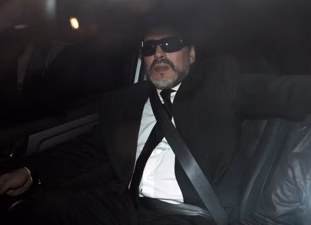 Maradona đeo kính đen suốt từ khi bắt đầu đưa tiễn mẹ...