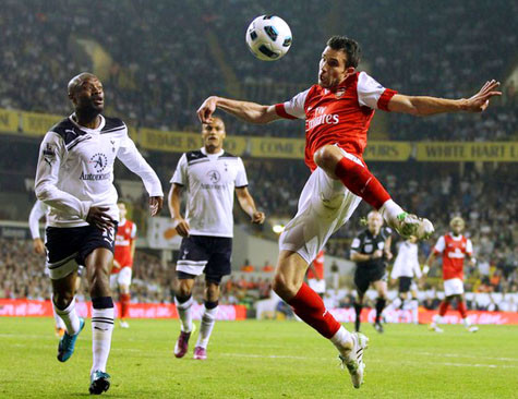 Van Persie (phải) vẫn là niềm hy vọng số 1 của Arsenal