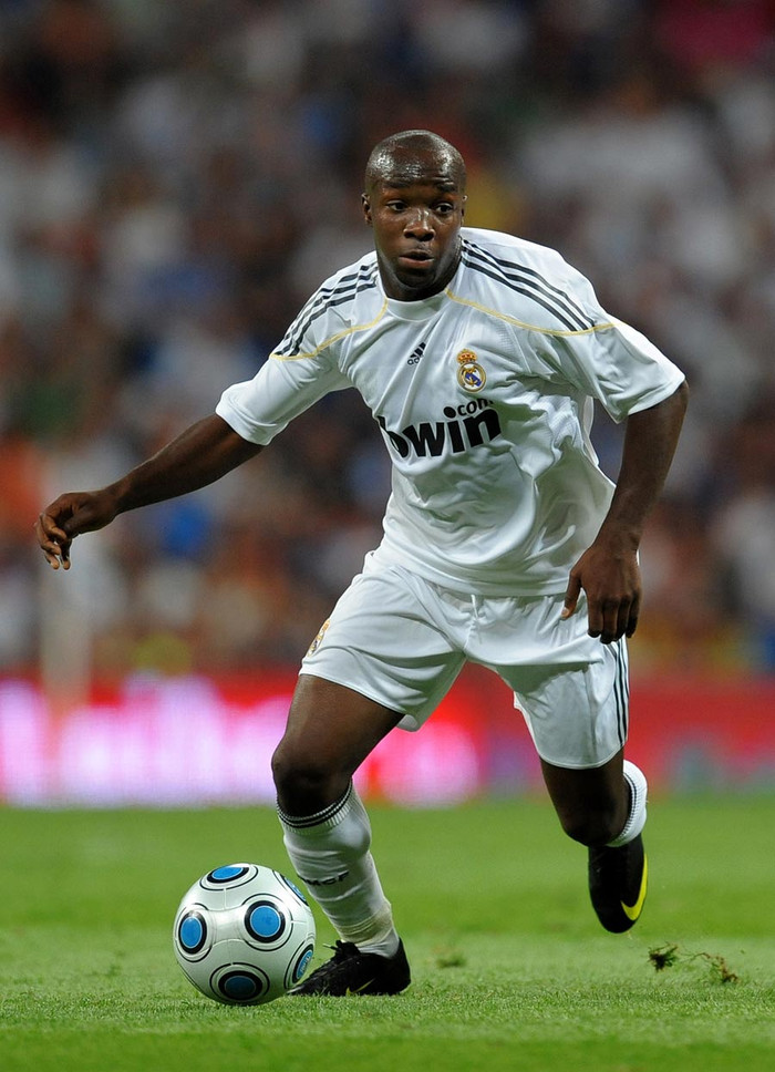 8. Lassana Diarra gia nhập… Doncaster Rovers. Hẳn sẽ rất sốc khi đường đường 1 tiền vệ của Real Madrid và từng có thời khoác áo số 10 lại chịu đến với 1 CLB vô danh tiểu tốt như Doncaster Rovers. Nhưng trớ trêu thay là trong số các đối tác thì chỉ có Doncaster Rovers là đáp ứng mức giá Real mong muốn. Vì thế, đừng bất ngờ khi đầu năm sau, Lass Diarra sẽ gia nhập Doncaster Rovers. 8. Lassana Diarra gia nhập… Doncaster Rovers. Hẳn sẽ rất sốc khi đường đường 1 tiền vệ của Real Madrid và từng có thời khoác áo số 10 lại chịu đến với 1 CLB vô danh tiểu tốt như Doncaster Rovers. Nhưng trớ trêu thay là trong số các đối tác thì chỉ có Doncaster Rovers là đáp ứng mức giá Real mong muốn. Vì thế, đừng bất ngờ khi đầu năm sau, Lass Diarra sẽ gia nhập Doncaster Rovers.