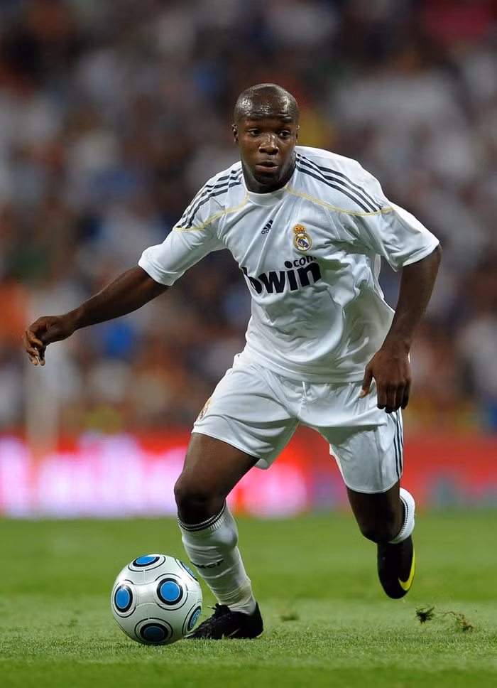 8. Lassana Diarra gia nhập… Doncaster Rovers. Hẳn sẽ rất sốc khi đường đường 1 tiền vệ của Real Madrid và từng có thời khoác áo số 10 lại chịu đến với 1 CLB vô danh tiểu tốt như Doncaster Rovers. Nhưng trớ trêu thay là trong số các đối tác thì chỉ có Doncaster Rovers là đáp ứng mức giá Real mong muốn. Vì thế, đừng bất ngờ khi đầu năm sau, Lass Diarra sẽ gia nhập Doncaster Rovers.