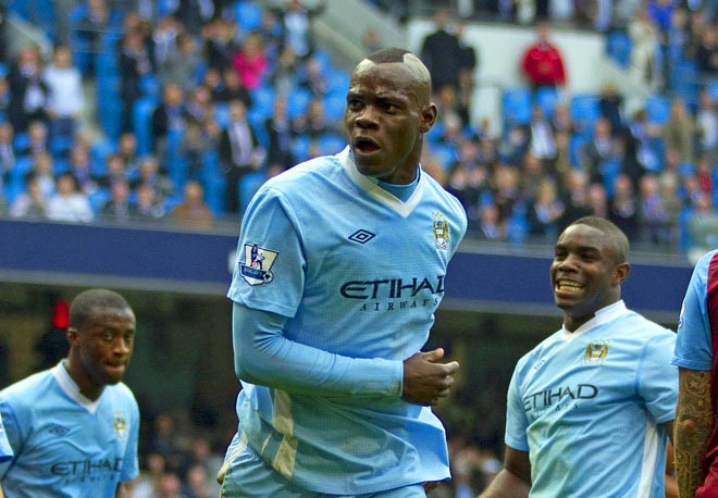 Mario Balotelli: Cái tôi của Balotelli quá lớn, cái ‘hâm’ cũng song hành cùng tài năng của anh. Không phải kể nhiều, đây là một trong những cầu thủ mà đồng đội còn muốn tránh xa chứ đừng nói gì đến đối phương. Mario Balotelli: Cái tôi của Balotelli quá lớn, cái ‘hâm’ cũng song hành cùng tài năng của anh. Không phải kể nhiều, đây là một trong những cầu thủ mà đồng đội còn muốn tránh xa chứ đừng nói gì đến đối phương.