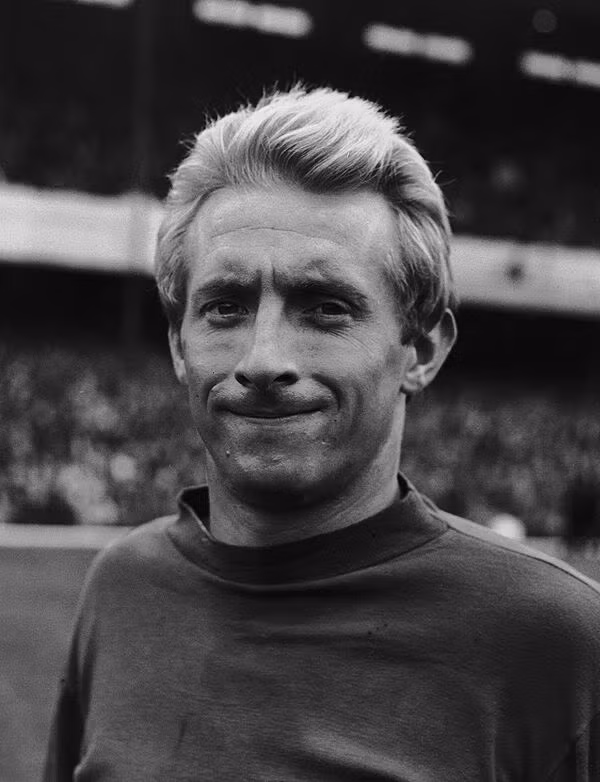 Rồi từ đây, một thế hệ mới ra đời: Denis Law…