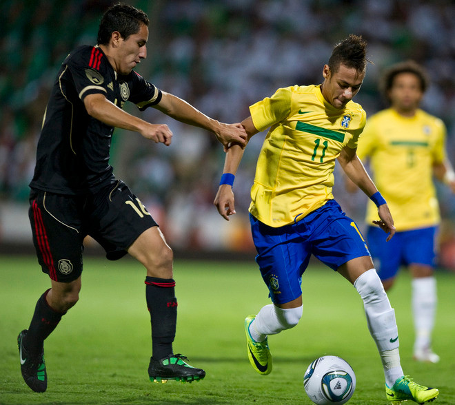 5. Neymar cập bến Real Madrid. Real Madrid đã thỏa thuận với Santos rằng sẽ lấy Neymar đi Olympic 2012. Nhưng bản thân ‘thần đồng’ của bóng đá Brazil lại tuyên bố rằng anh đã no đủ danh hiệu và chỉ cần được giúp Santos vô địch World Cup Club tháng 12 năm nay là toại nguyện. Vậy khi đó, còn điều gì ngăn cản Neymar sang Real nữa? 5. Neymar cập bến Real Madrid. Real Madrid đã thỏa thuận với Santos rằng sẽ lấy Neymar đi Olympic 2012. Nhưng bản thân ‘thần đồng’ của bóng đá Brazil lại tuyên bố rằng anh đã no đủ danh hiệu và chỉ cần được giúp Santos vô địch World Cup Club tháng 12 năm nay là toại nguyện. Vậy khi đó, còn điều gì ngăn cản Neymar sang Real nữa?