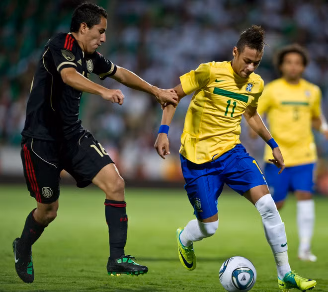 5. Neymar cập bến Real Madrid. Real Madrid đã thỏa thuận với Santos rằng sẽ lấy Neymar đi Olympic 2012. Nhưng bản thân ‘thần đồng’ của bóng đá Brazil lại tuyên bố rằng anh đã no đủ danh hiệu và chỉ cần được giúp Santos vô địch World Cup Club tháng 12 năm nay là toại nguyện. Vậy khi đó, còn điều gì ngăn cản Neymar sang Real nữa?