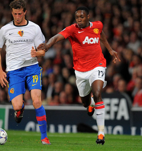 Welbeck (phải) xứng đáng với nỗ lực của mình Welbeck (phải) xứng đáng với nỗ lực của mình