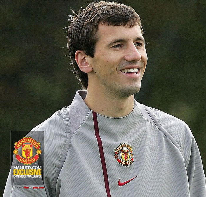 23. Liam Miller. Như Luke Chadwick, Jonathan Greening, Miller từng được kỳ vọng có thể thay thế không ít thì nhiều vai trò của Beckham. Vậy nhưng tiền vệ này cũng chỉ biết bòn rút niềm tin ở Sir Alex. Phát ngán vì Miller, ông liền đẩy anh sang Leeds chơi 1 mùa rồi sau đó bán tháo. 23. Liam Miller. Như Luke Chadwick, Jonathan Greening, Miller từng được kỳ vọng có thể thay thế không ít thì nhiều vai trò của Beckham. Vậy nhưng tiền vệ này cũng chỉ biết bòn rút niềm tin ở Sir Alex. Phát ngán vì Miller, ông liền đẩy anh sang Leeds chơi 1 mùa rồi sau đó bán tháo.