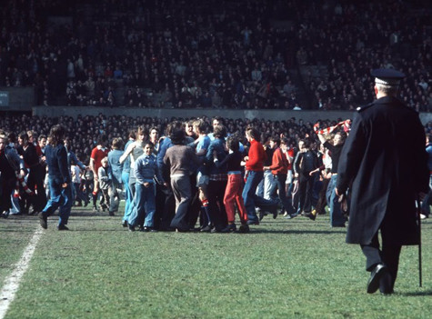 Fan Man City xuống sân ăn mừng sự kiện người hàng xóm rớt hạng Fan Man City xuống sân ăn mừng sự kiện người hàng xóm rớt hạng