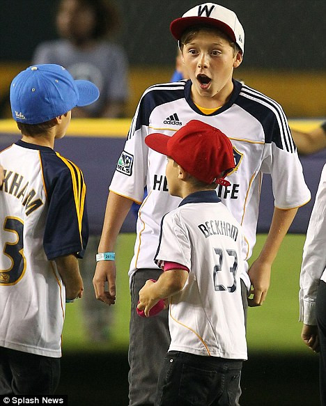 Hành động của Beck khiến 3 cậu con trai ngạc nhiên tròn mắt