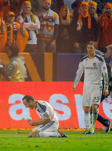 ... nhờ bàn thắng quyết định của Donovan ... nhờ bàn thắng quyết định của Donovan