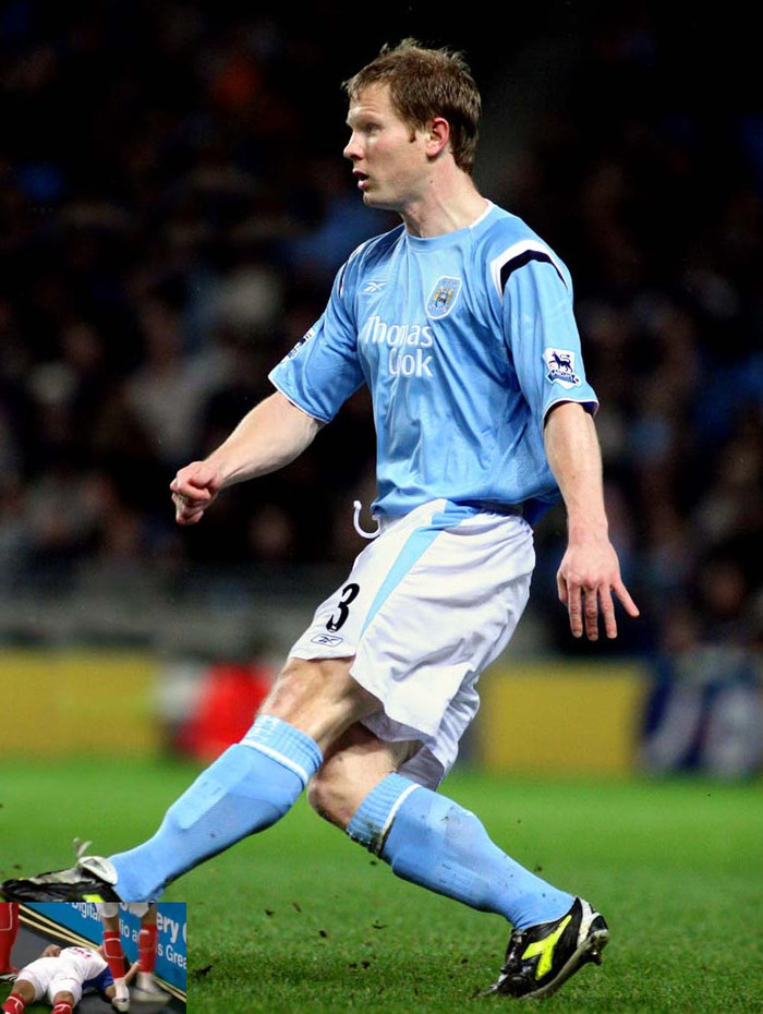 Ben Thatcher. Phong cách chém đinh chặt sắt khiến Thatcher bị nhiều người ghê sợ. Pedro Mendes (ảnh nhỏ) từng nằm bất động sau pha vào bóng của hậu vệ này khiến Mendes bị gãy đôi chân Ben Thatcher. Phong cách chém đinh chặt sắt khiến Thatcher bị nhiều người ghê sợ. Pedro Mendes (ảnh nhỏ) từng nằm bất động sau pha vào bóng của hậu vệ này khiến Mendes bị gãy đôi chân