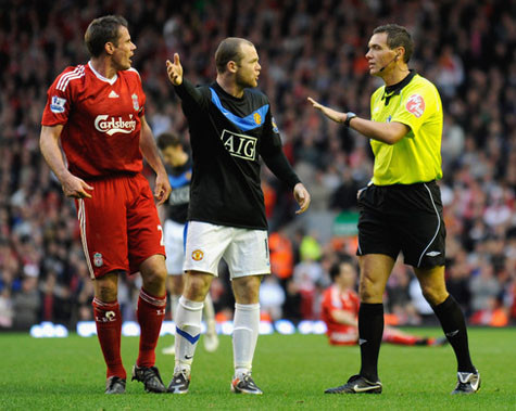 Trọng tài Marriner trong trận Liverpool - Man Utd ngày 25/10/2009 Trọng tài Marriner trong trận Liverpool - Man Utd ngày 25/10/2009