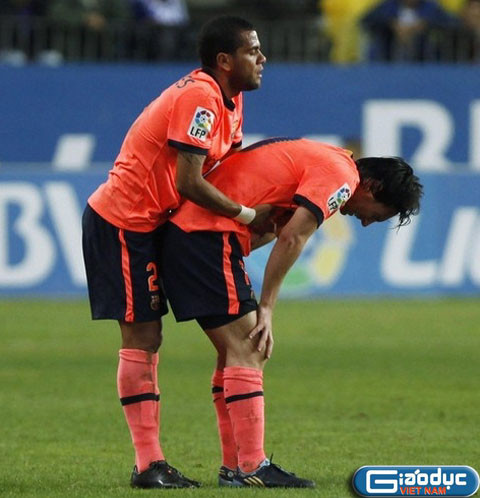Alves giúp Messi thở Alves giúp Messi thở