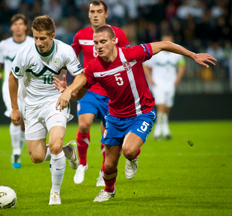 Vidic (phải) giờ sẽ toàn tâm toàn ý tập trung cho Man Utd