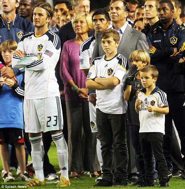 Becks cùng 3 cậu con trai và các thành viên LA Galaxy chào khán giả Becks cùng 3 cậu con trai và các thành viên LA Galaxy chào khán giả