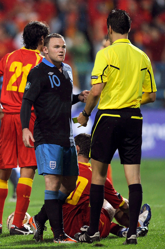 Không ngạo mạn như Ronaldo, nhưng Rooney lại thường xuyên có những tình huống xử lý rất... không bình thường. Cuộc sống trác táng ngoài sân có cũng là một trong những lý do khiến tiền đạo này bị ghét Không ngạo mạn như Ronaldo, nhưng Rooney lại thường xuyên có những tình huống xử lý rất... không bình thường. Cuộc sống trác táng ngoài sân có cũng là một trong những lý do khiến tiền đạo này bị ghét