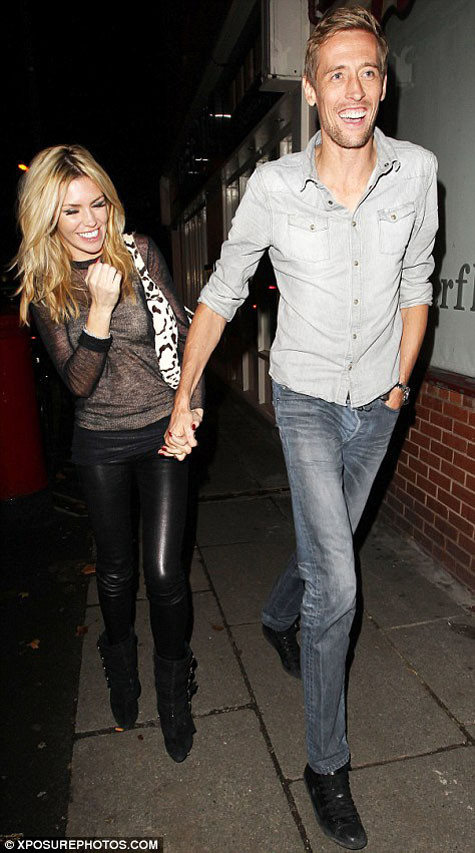 Abbey cười hết cỡ khi tay trong tay với chồng Abbey cười hết cỡ khi tay trong tay với chồng