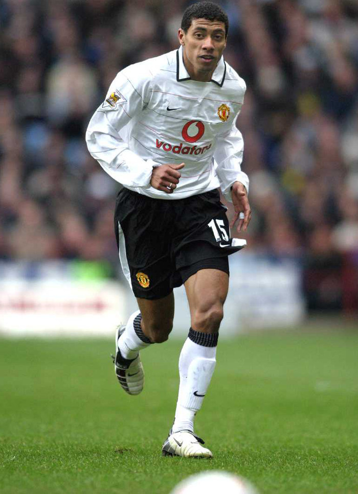 7. Kleberson. Như Forlan, Kleberson là một trong những tài năng bị phí phạm tại Old Trafford. Anh chơi hay tại World Cup 2002 và đóng vai trò quan trọng giúp Brazil vô địch. Nhưng khi về Man Utd với mức giá 6,5 triệu bảng, tiền vệ nay đã 32 tuổi chỉ như người thừa. Anh xuất hiện 20 lần trước khi biến mất khỏi Man Utd và ĐT Brazil. 7. Kleberson. Như Forlan, Kleberson là một trong những tài năng bị phí phạm tại Old Trafford. Anh chơi hay tại World Cup 2002 và đóng vai trò quan trọng giúp Brazil vô địch. Nhưng khi về Man Utd với mức giá 6,5 triệu bảng, tiền vệ nay đã 32 tuổi chỉ như người thừa. Anh xuất hiện 20 lần trước khi biến mất khỏi Man Utd và ĐT Brazil.