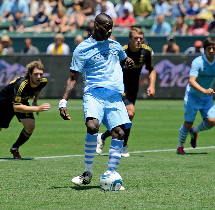 6. Balotelli sang Napoli. Đang bay cao tại Man City, nhưng một khi hàng công đón nhận nhiều ngôi sao mới thì chỗ đứng của Balotelli thực sự bị đe dọa. Anh từng tuyên bố muốn khoác áo Napoli và liệu đây là lúc hiện thực hóa lời nói này? 6. Balotelli sang Napoli. Đang bay cao tại Man City, nhưng một khi hàng công đón nhận nhiều ngôi sao mới thì chỗ đứng của Balotelli thực sự bị đe dọa. Anh từng tuyên bố muốn khoác áo Napoli và liệu đây là lúc hiện thực hóa lời nói này?